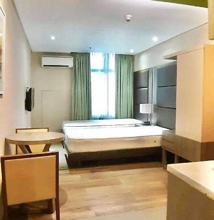 Studio Unit Condo At Antel Serenity Suites Makati Manila Esterno foto