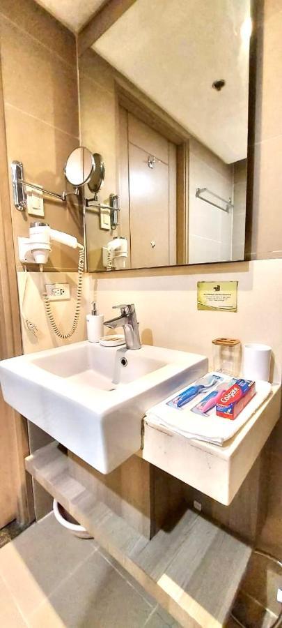 Studio Unit Condo At Antel Serenity Suites Makati Manila Esterno foto